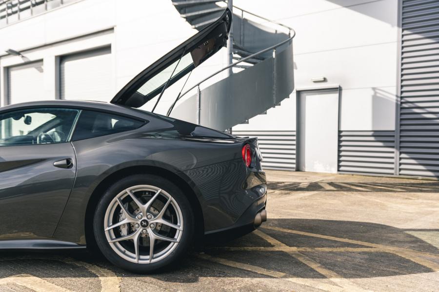 Детали экстерьера Ferrari F12berlinetta 2014 года  (UK) (фото 46 из 276)